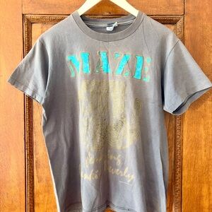 The vintage gray Maze featuring Frankie Beverly band t-shirt in size M .